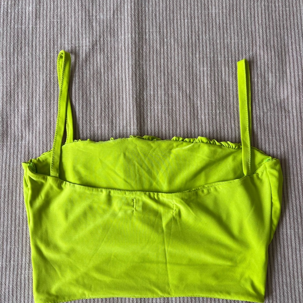 PrettyLittleThing Yellow Ruched Crop Top - Picture 2 of 2